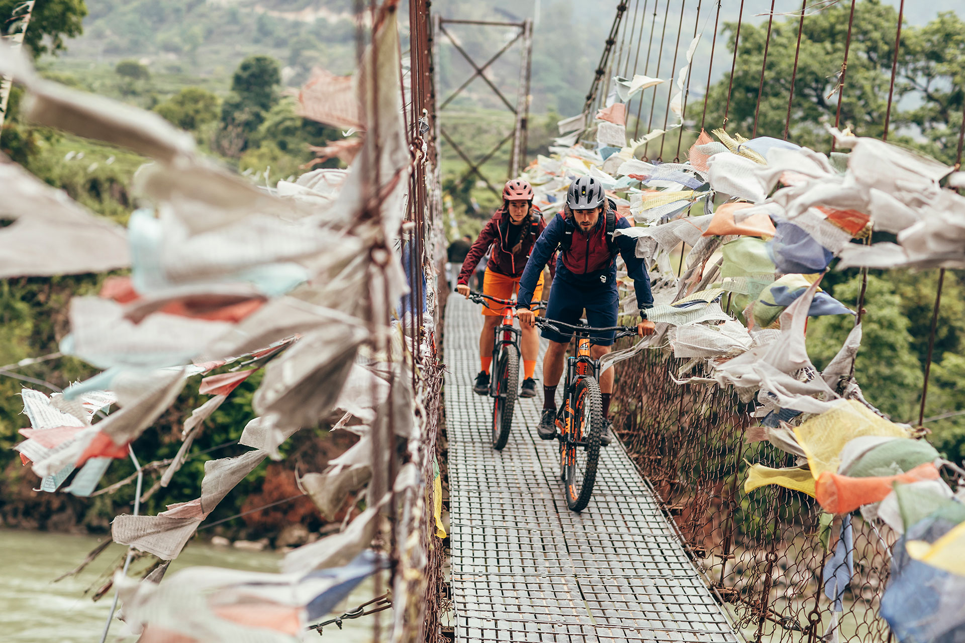 Reise Fotograf Travel Maloja Landschaft Mountainbike Gebetsfahne Bhutan Himalaya