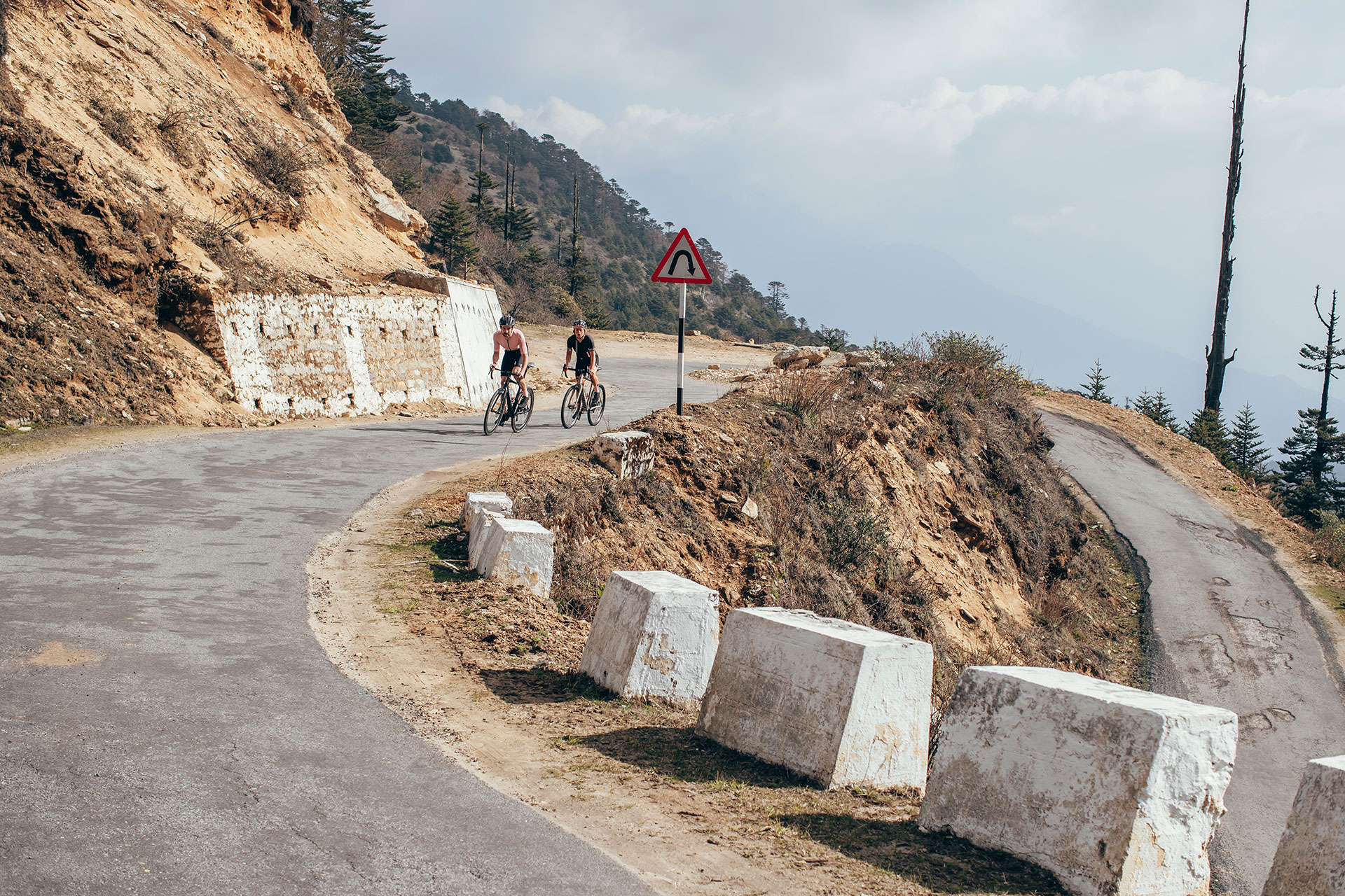 Michael Müller Fotograf Rennrad Reise Chelala Gebetsfahnen Bhutan Himalaya Maloja Katalog