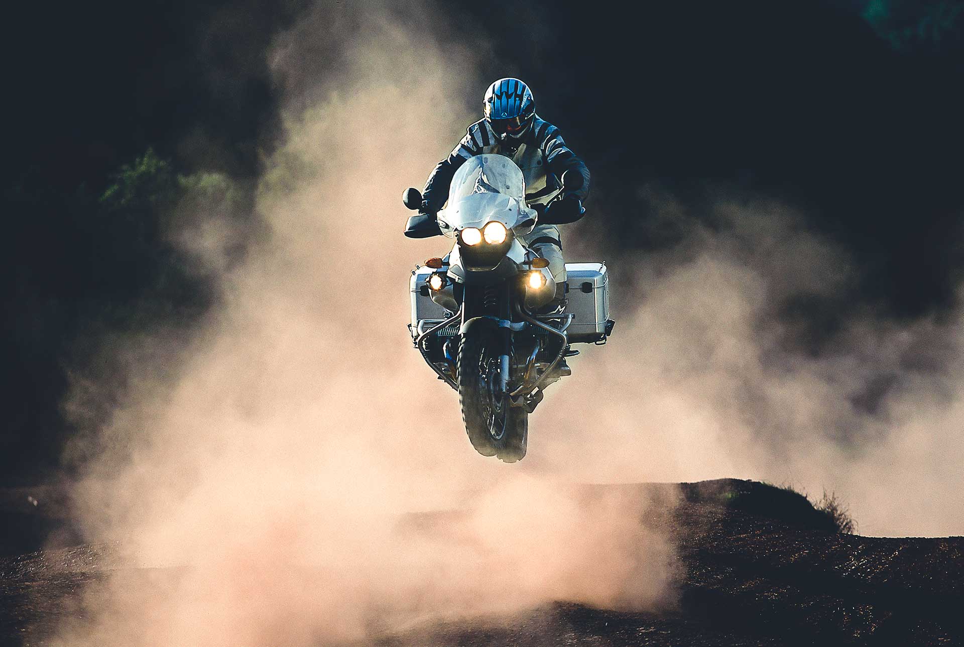 BMW GS Abenteuer Fotograf Sprung Aktion Motorrad Reise Enduro Hamburg